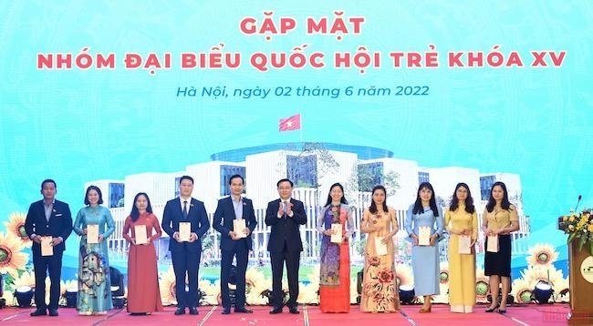 Председатель НС Вьетнама встретился с группой молодых депутатов НС