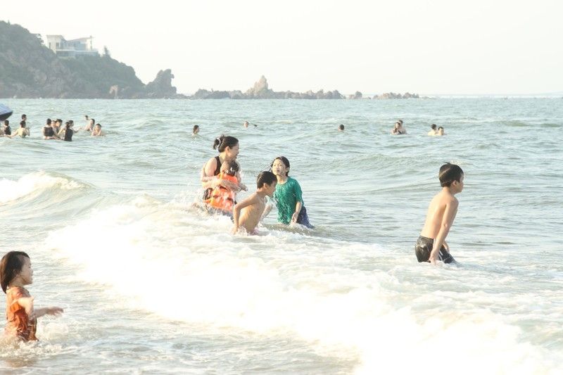 Пляж Кыало в провинции Нгеан привлекает туристов в жаркие дни