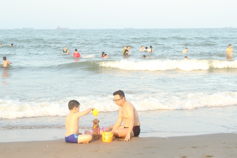 Пляж Кыало в провинции Нгеан привлекает туристов в жаркие дни