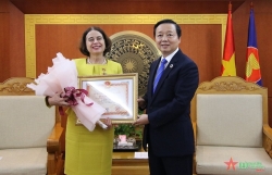 Вручение памятной медали послу Австралии во Вьетнаме за вклад в защиту природных ресурсов и экологии Вьетнама