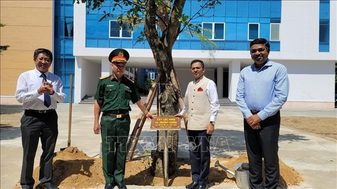 Посол Индии посетил телекоммуникационный университет в провинции Кханьхоа