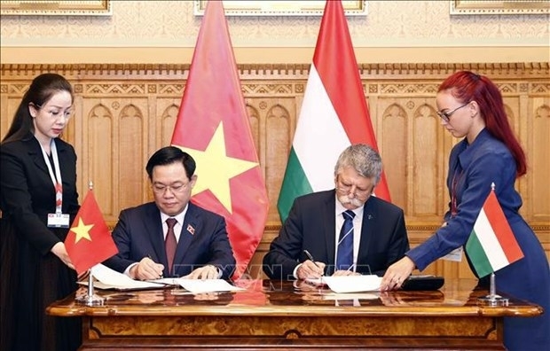 Председатель Национального собрания Выонг Динь Хюэ и председатель Государственного собрания Ласло Кёвер подписали новое соглашение о парламентском сотрудничестве