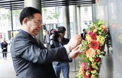 Председатель Нацсобрания Вьетнама Выонг Динь Хюэ возложил цветы в память о президенте Хо Ши Мине в Лондоне