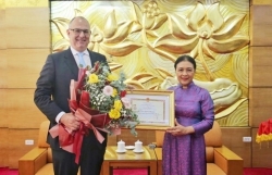 Вручена памятный знак послу Дании во Вьетнаме Киму Хойлунду Кристенсену