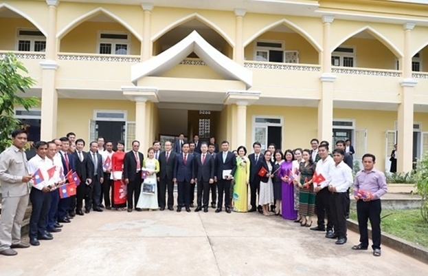 Представители Правительств Лаоса и Вьетнама официально передали Среднюю школу лаосско-вьетнамской дружбы властям уезда Ламам