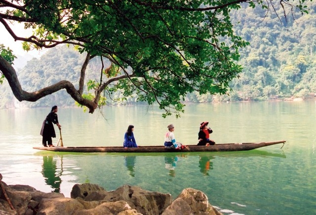 Самое красивое и живописное пресноводное озеро во Вьетнаме