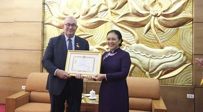 ВСОД вручил Послу Бельгии во Вьетнаме памятную медаль