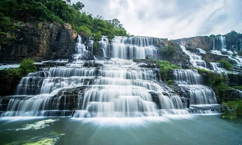 Красивый, но опасный водопад в провинции Ламдонг