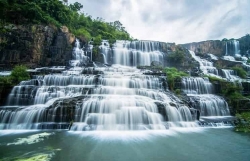 Красивый, но опасный водопад в провинции Ламдонг