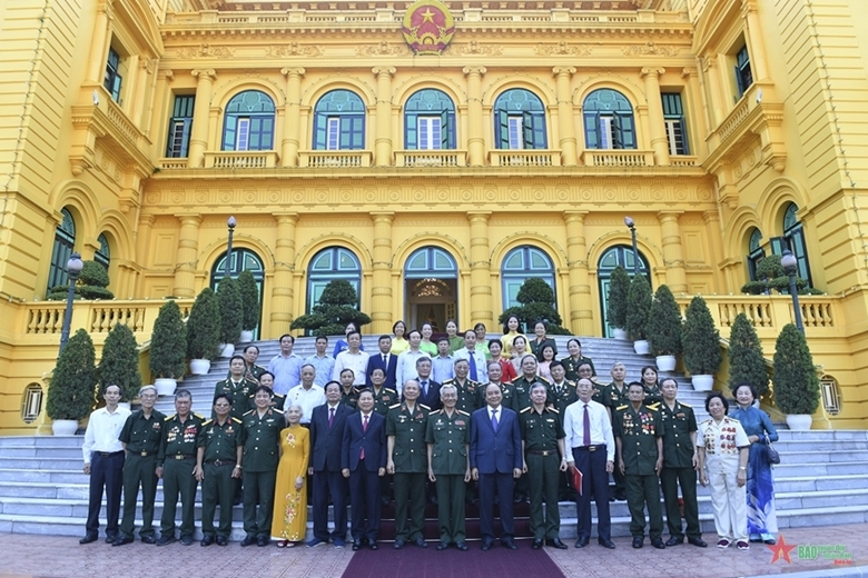 Президент страны Нгуен Суан Фук провёл встречу с делегацией матерей-героинь и родных павших фронтовиков