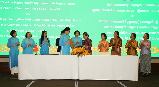 Укрепление традиционного сотрудничества между ассоциациями женщин Вьетнама и Камбоджи