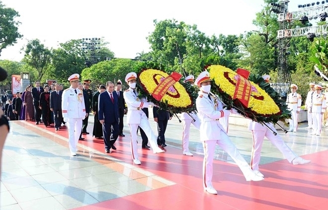 Руководители партии и государства почтили память павших героев