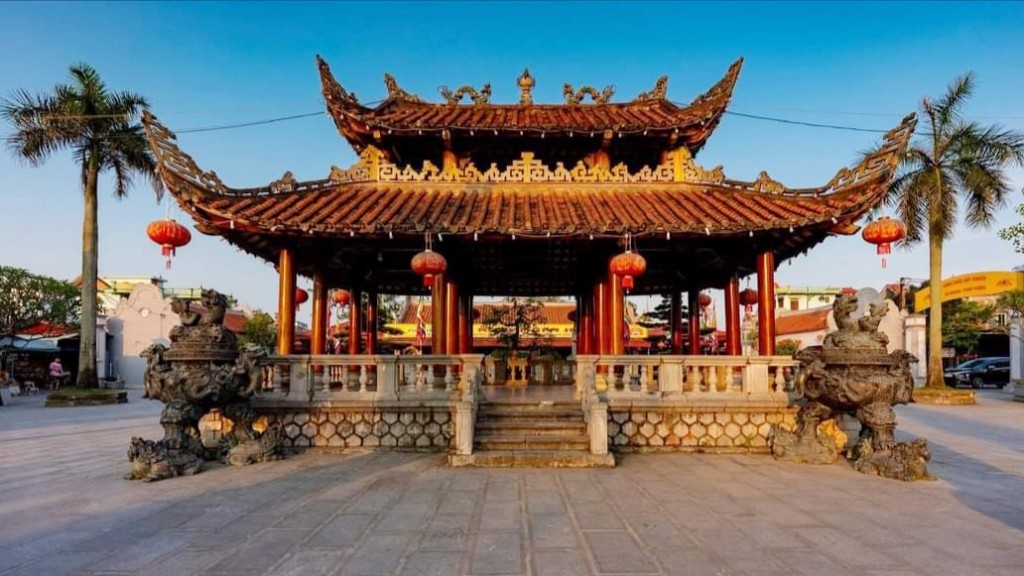Комплекс храм Тиен Хыонг -место поклонения Богине-Матери Лиеу Хань – одной из четырёх главных богов традиционных верований у вьетнамцев