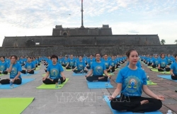 Более 1000 человек приняли участие в 9-м Международном дне йоги в Тхыатхиен-Хюэ