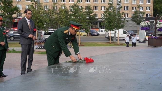 Делегация Вьетнама, участвующая в АрМи, возложила цветы к памятнику Президенту Хо Ши Мину в Москве