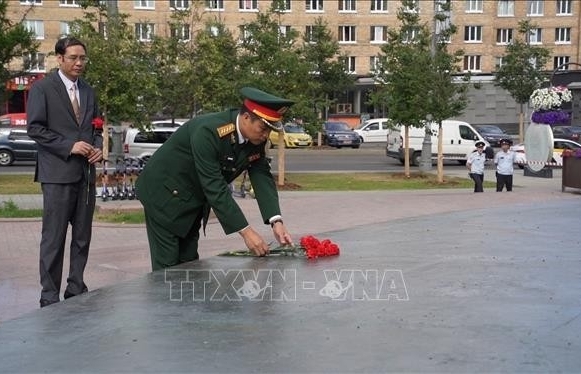 Делегация Вьетнама, участвующая в АрМи, возложила цветы к памятнику Президенту Хо Ши Мину в Москве