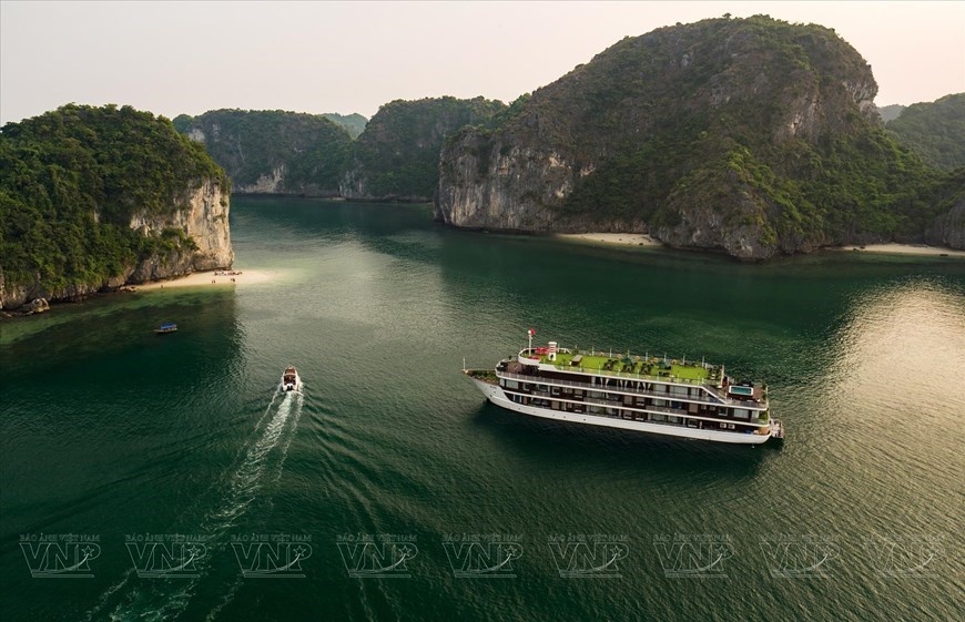 Изучение красоты забытой бухты Ланха во Вьетнаме