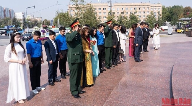 Возложение цветов в России по случаю 53-й годовщины смерти Президента Хо Ши Мина