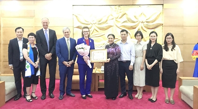 Вручение памятной медали постоянному представителю ПРООН во Вьетнаме