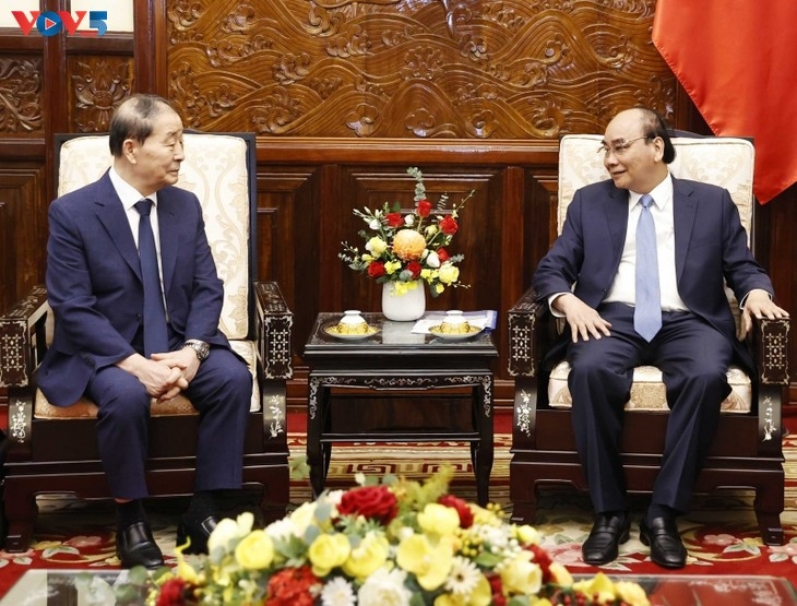 Нгуен Суан Фук высказал пожелание, чтобы южнокорейские предприятия продолжали увеличать вложения во Вьетнам