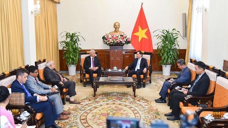Министр иностранных дел Буй Тхань Шон принял Первого заместителя министра иностранных дел Кубы