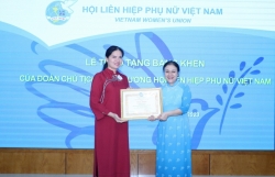 Председатель ВСОД получила почетную грамоту Союза вьетнамских женщин