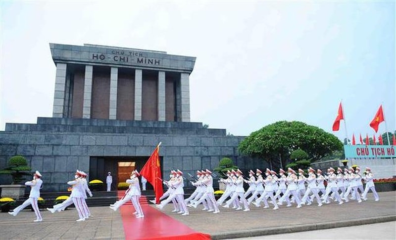 Церемония поднятия флага на площади Бадинь в честь Дня независимости