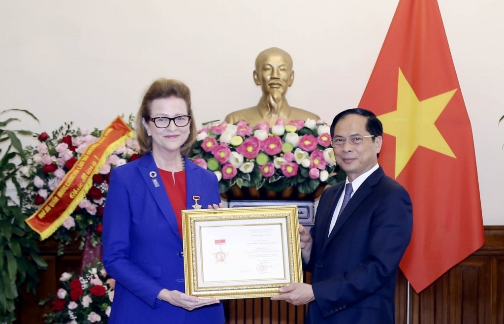 Вручение медали «За дело дипломатии» постоянному представителю ПРООН во Вьетнаме Кейтлин Визен