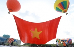 Воздушные шары в небе в разных регионах Вьетнама по случаю Дня независимости Вьетнама