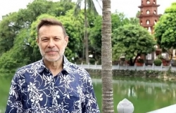 Новый посол Австралии во Вьетнаме посетил пагоду Чанкуок и попробовал кокосовый сок в Ханое