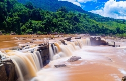 Водопад на границе между Вьетнамом и Лаосом