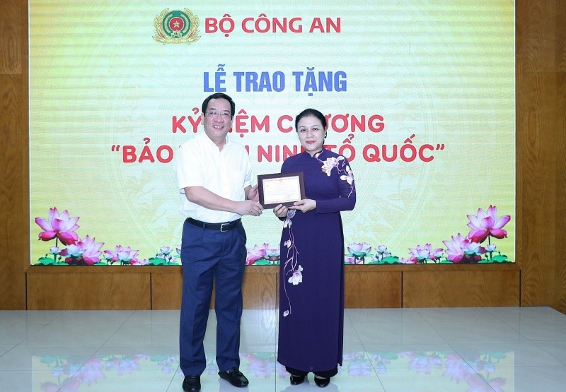 Министерство общественной безопасности наградило  Нгуен Фыонг Нга медалью за вклад в защиту национальной безопасности