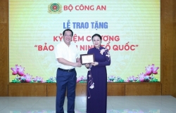 Министерство общественной безопасности наградило  Нгуен Фыонг Нга медалью за вклад в защиту национальной безопасности