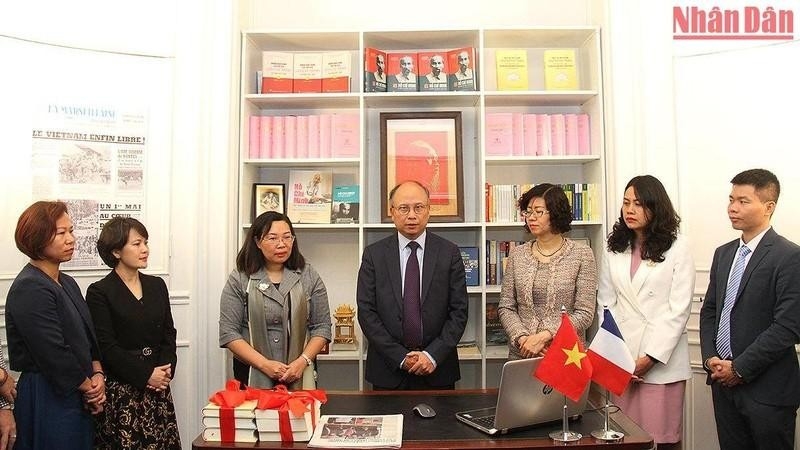 Вручение книг о Президенте Хо Ши Мине Посольству Вьетнама во Франции
