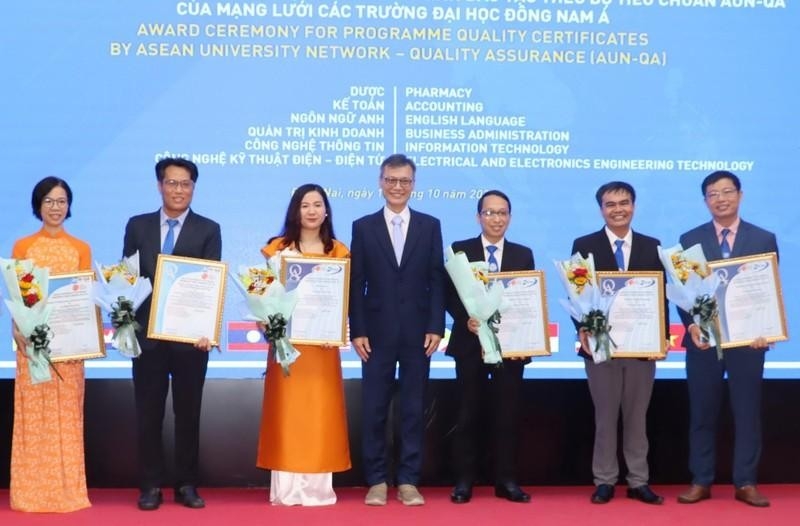 Университет Лакхонг получил сертификаты соответствия стандартам аккредитации качества ЮВА