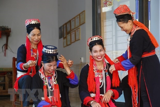 Традиционные костюмы народности Яо Tхaнь И в Туенкуанг