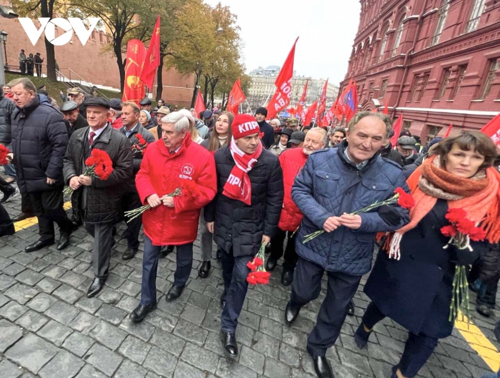 Митинг в честь 105-летия Октябрьской революции в России