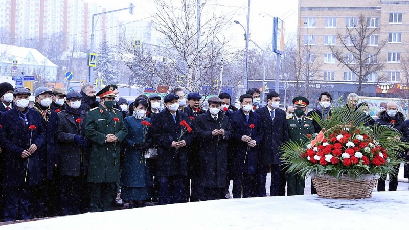 Президент Вьетнама возложил цветы к памятнику Хо Ши Мину и посетил мавзолей Ленина