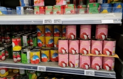 Во французском супермаркете впервые появились вьетнамские консервированные личи
