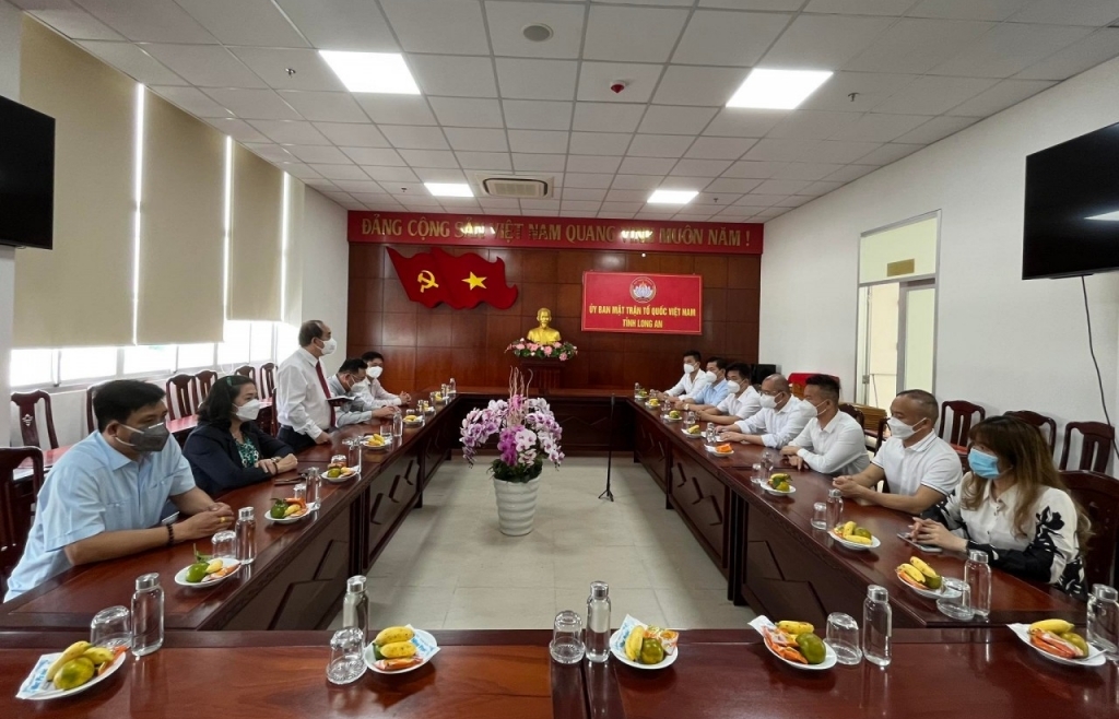 Китайское бизнес-сообщество в Хошимине пожертвовало 1 млрд донгов бедным и детям провинции Лонгана