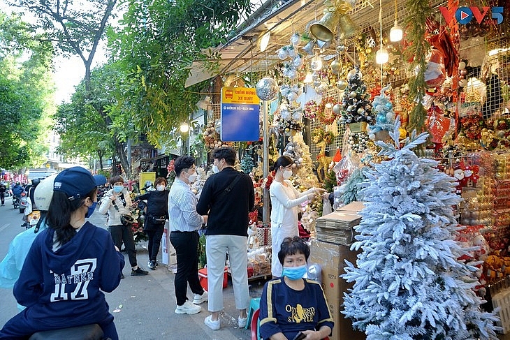 Оживленная рождественская атмосфера на ханойских улицах