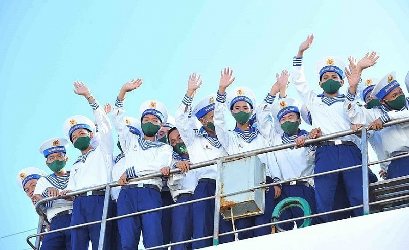 Корабли военно-морского флота отправились поздравить силы и жителей островного уезда Чыонгша с Тетом