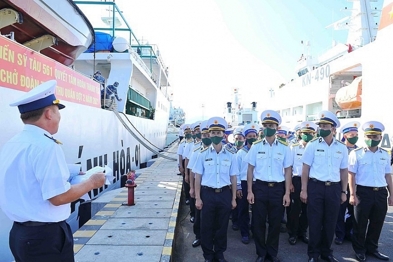 Корабли военно-морского флота отправились поздравить силы и жителей островного уезда Чыонгша с Тетом