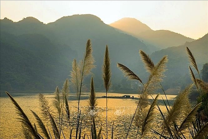 Величественная и романтичная красота озера Хоабинь