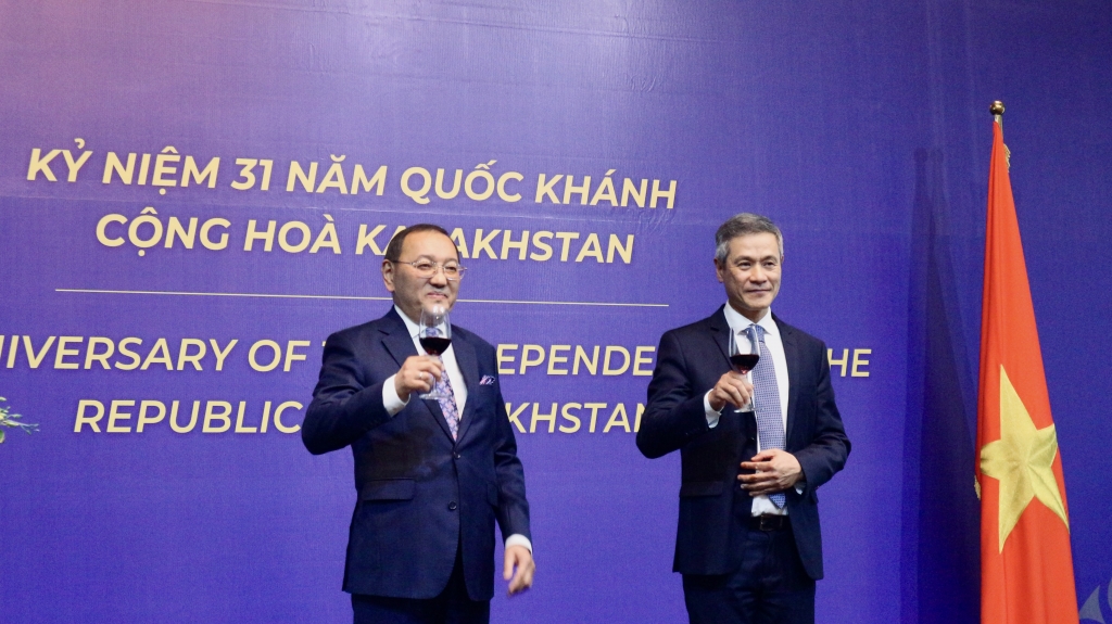 Церемония по случаю 31-летия Дня Республики Казахстан в Ханое