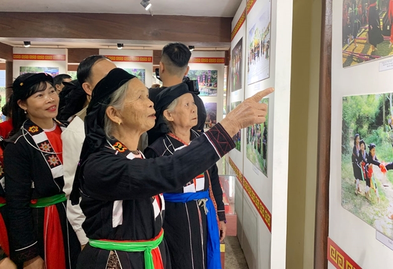 Открытие фотовыставки о культуре национальных меньшинств Открытие фотовыставки о культуре национальных меньшинств