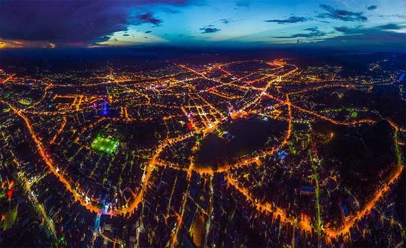 Мерцающий город Лангшон ночью