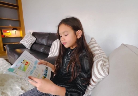 Мария Хоанг читает стихи по-вьетнамски